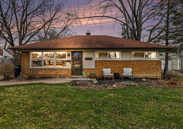 $300,000 | 260 Kenyon Drive, Troy, MI 48083