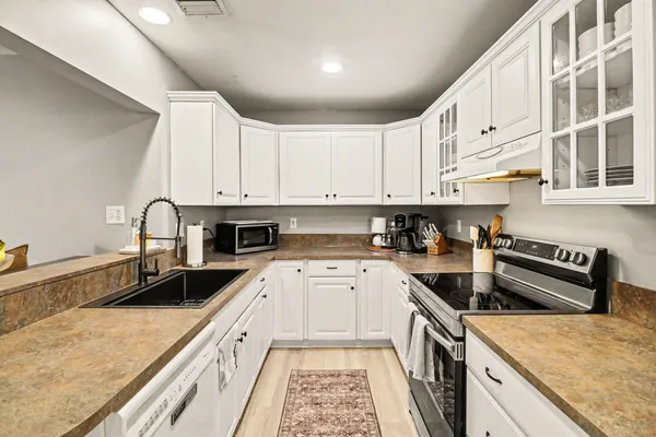 $300,000 | 260 Kenyon Drive, Troy, MI 48083