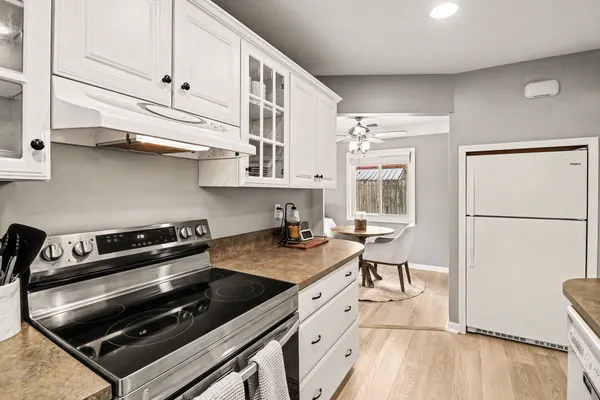 $300,000 | 260 Kenyon Drive, Troy, MI 48083