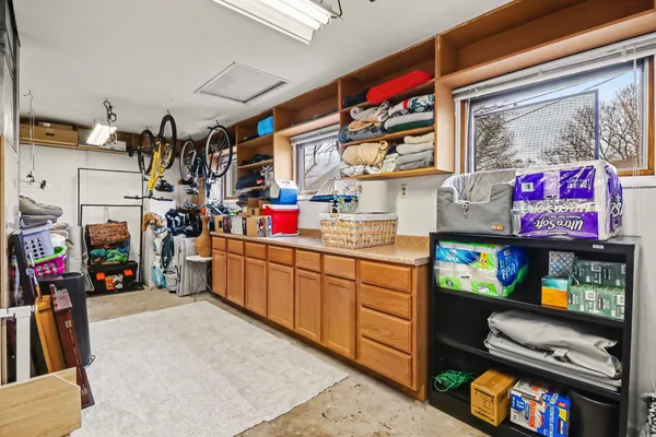 $300,000 | 260 Kenyon Drive, Troy, MI 48083