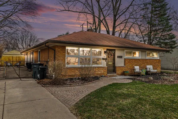 $300,000 | 260 Kenyon Drive, Troy, MI 48083