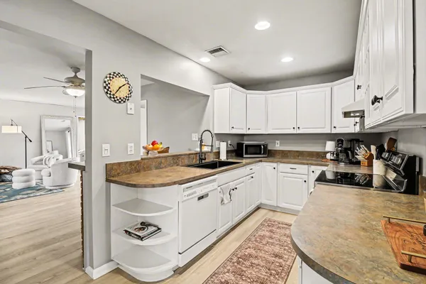 $300,000 | 260 Kenyon Drive, Troy, MI 48083