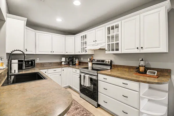 $300,000 | 260 Kenyon Drive, Troy, MI 48083