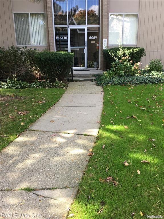 2027 Klingensmith Road Bloomfield Hills, MI 48302 - Photo 2 of 29