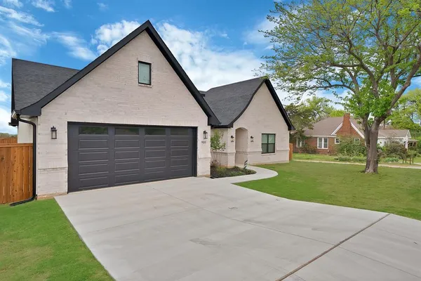 $427,500 | 905 North Trinity Street, Decatur, TX 76234