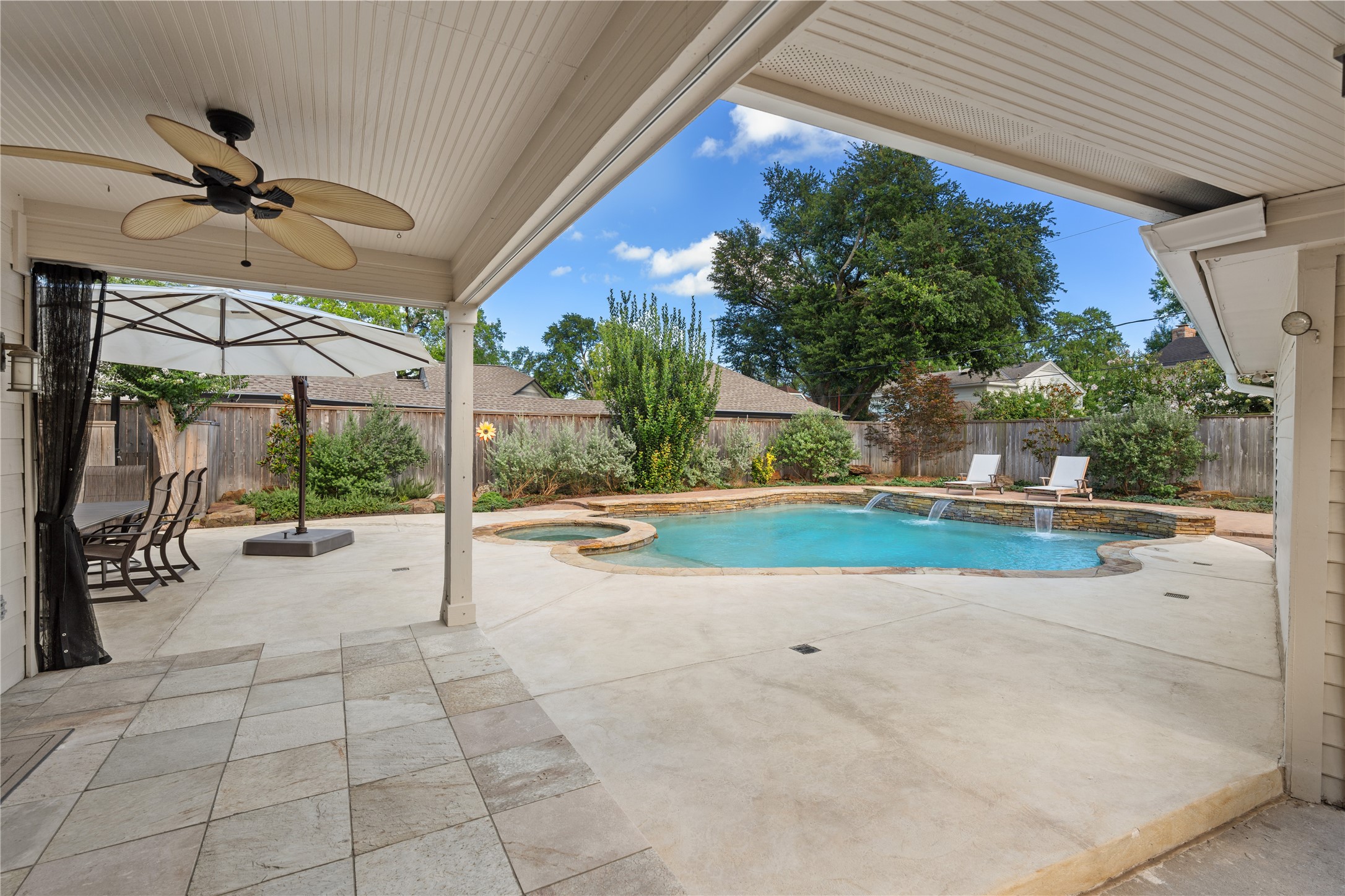 14219 Apple Tree Road Houston, TX 77079 - Photo 24 of 33 Covered patio w/fully enclosable screens on tracks to have a mosquito free seating option.