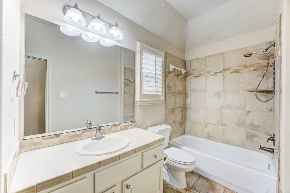 7938 Wooded Way Drive Spring, TX 77389 - Photo 23 of 47 3rd en-suite bath with spacious vanity, tub and shower combination.