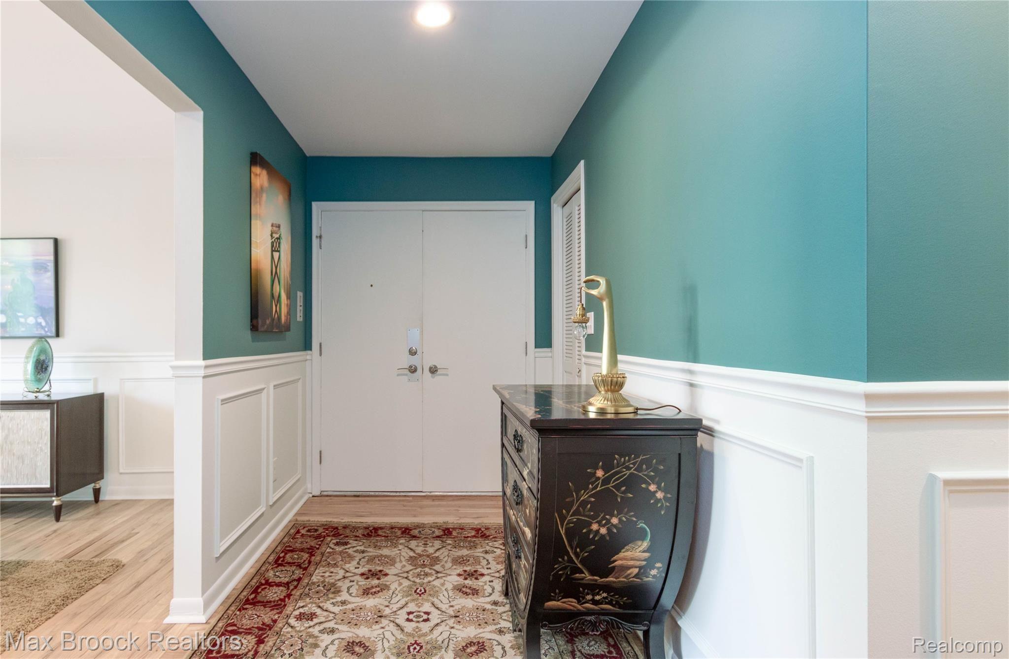 4043 West Maple Road, Unit 204 Bloomfield Hills, MI 48301 - Photo 4 of 20 IMG_7792-Edit.jpg