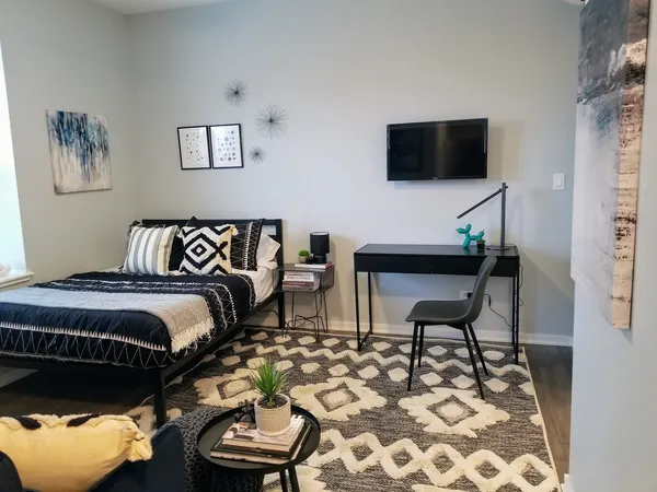 $1,325 | 5240 North Winthrop Avenue, Unit 412, Chicago, IL 60640