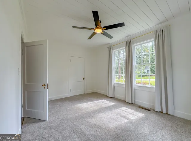 a view of empty room with window