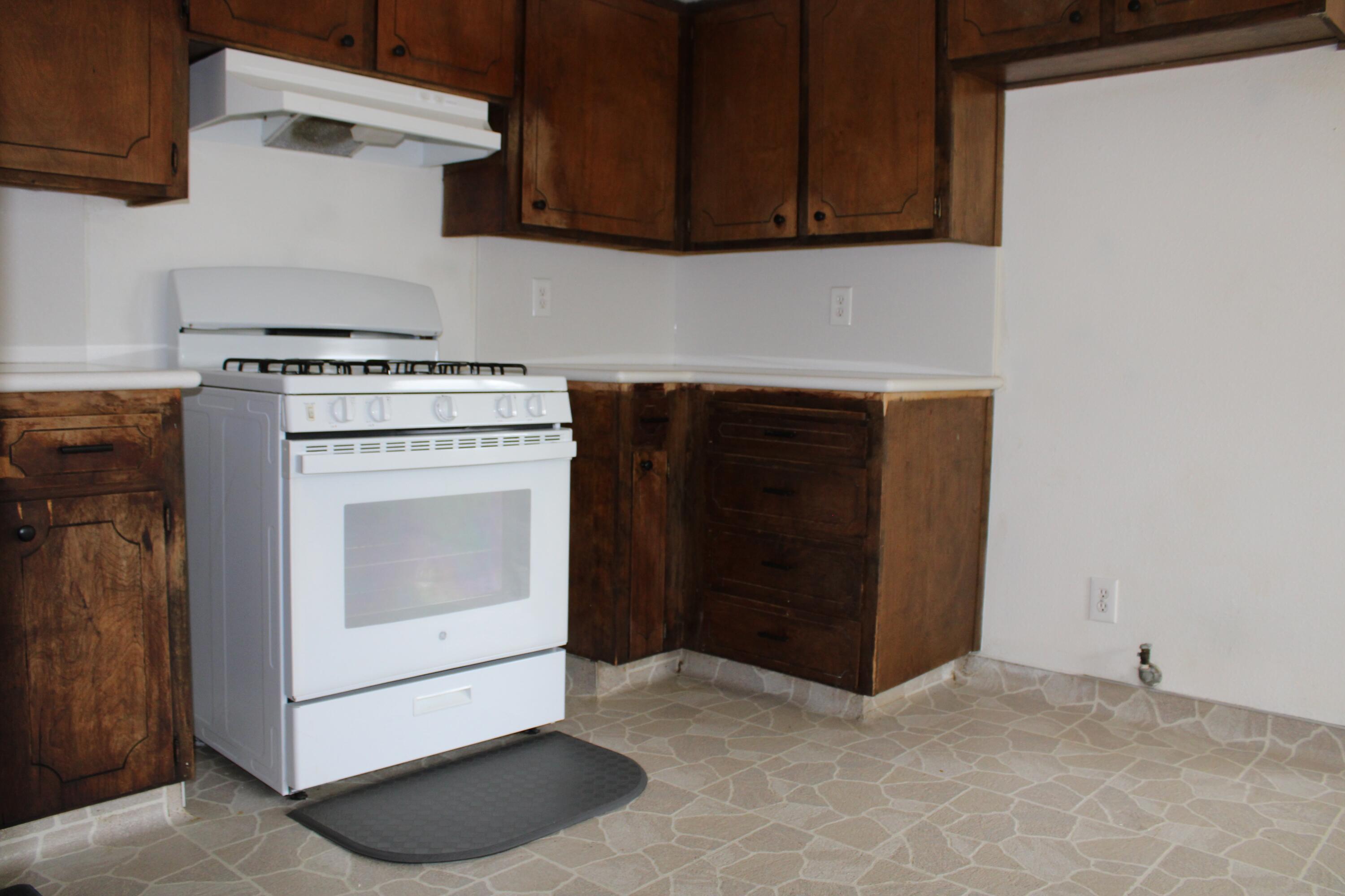 517 South R Street Tulare, CA 93274 - Photo 4 of 21 a utility room with dryer and washer