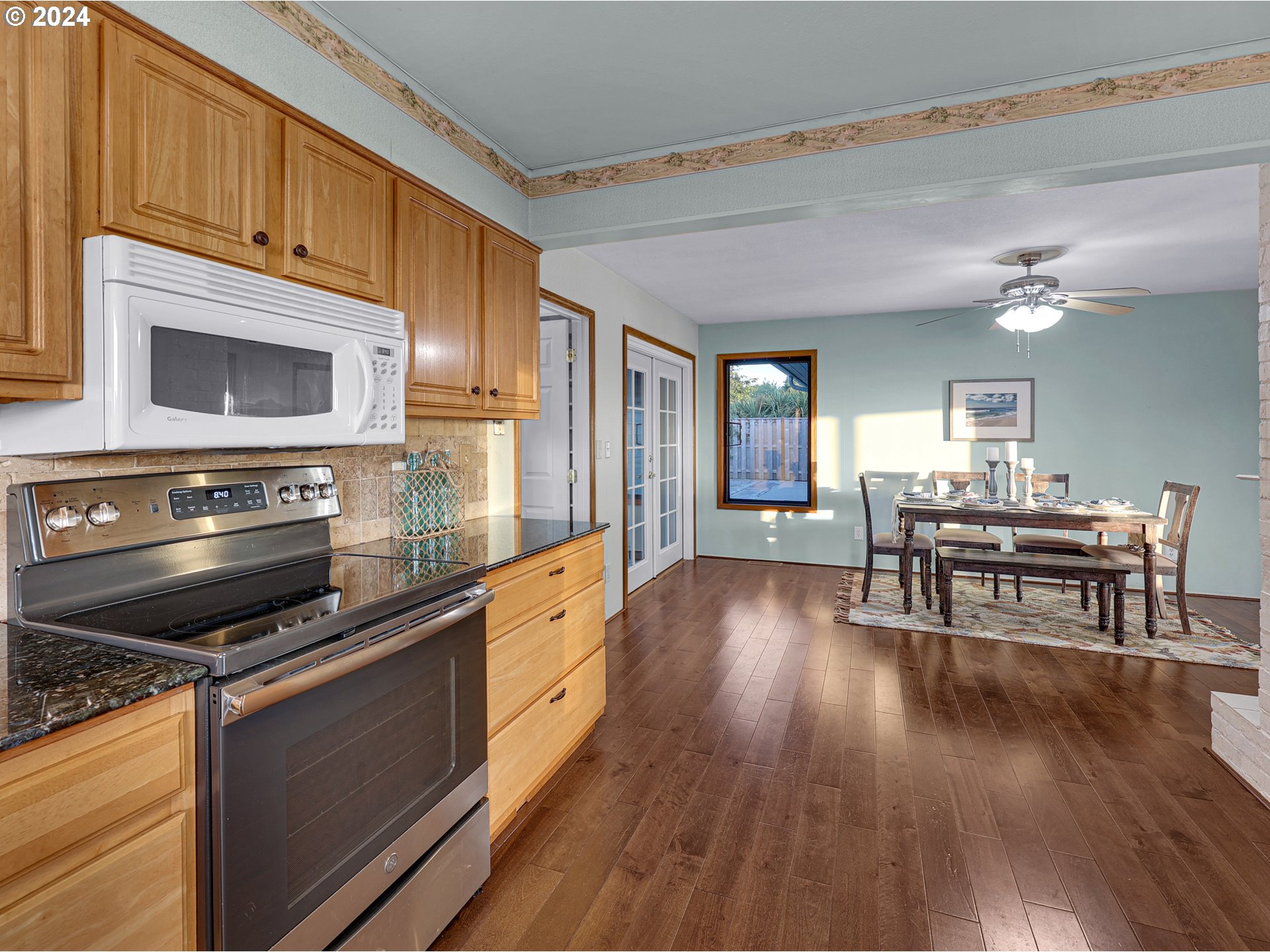 2133 Cedar Street Seaside, OR 97138 - Photo 11 of 32 Kitchen/Dining Room