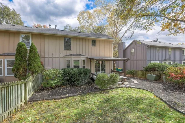$319,950 | 11822 Oakmont Street, Overland Park, KS 66210
