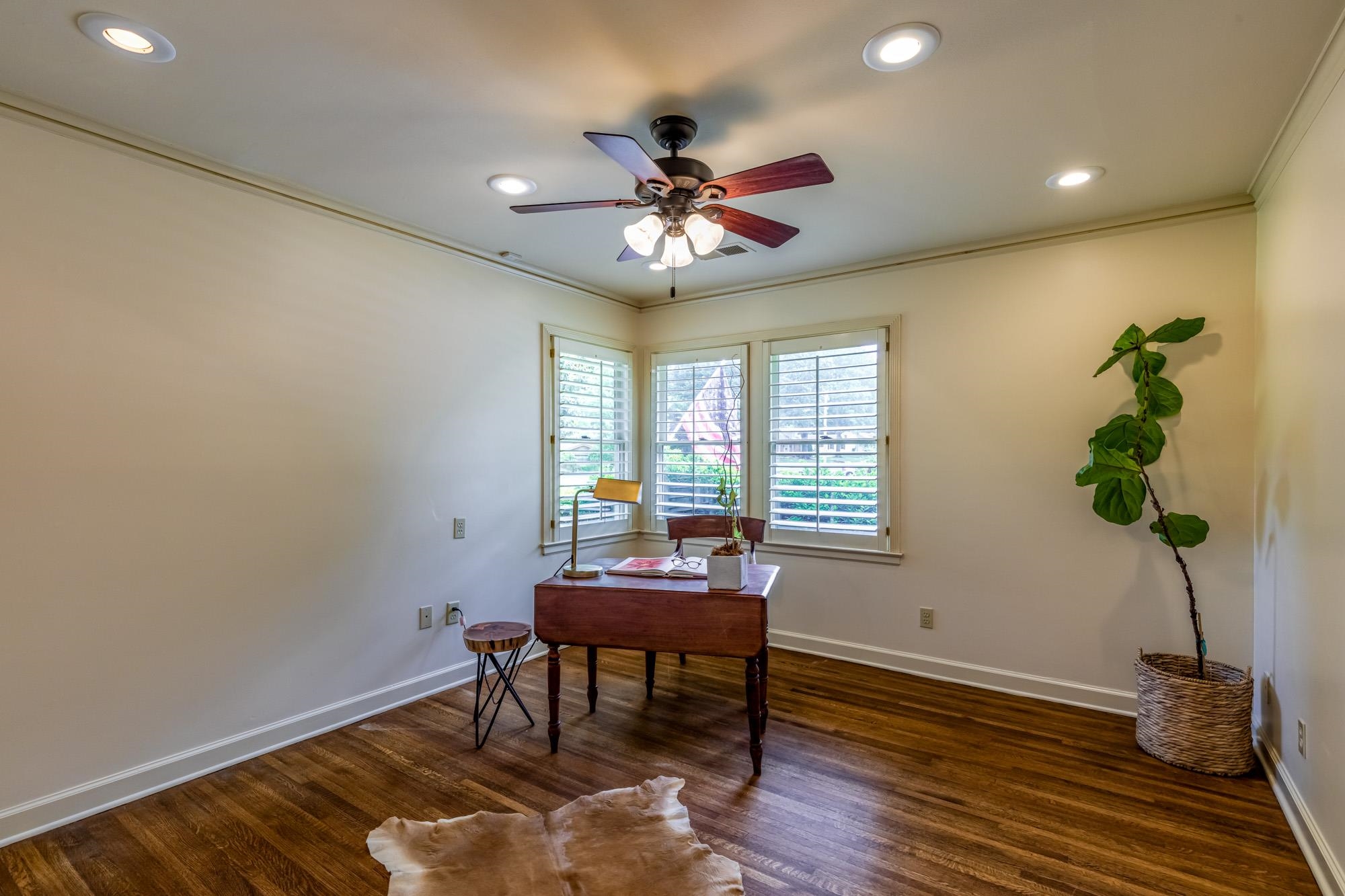 4174 Minden Road Memphis, TN 38117 - Photo 16 of 24 a workspace with furniture and a window