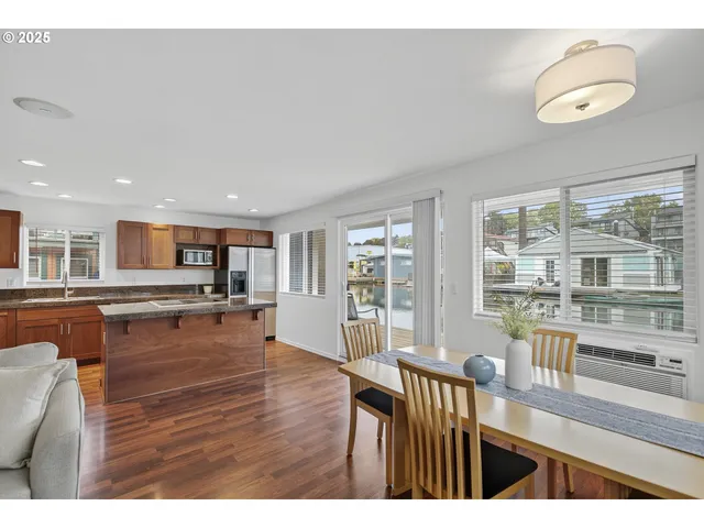 $297,500 | 11630 North Island Cove Lane, Portland, OR 97217