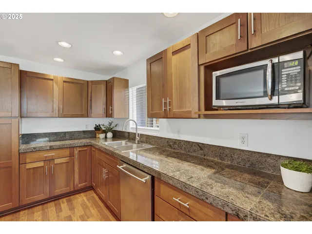 $297,500 | 11630 North Island Cove Lane, Portland, OR 97217