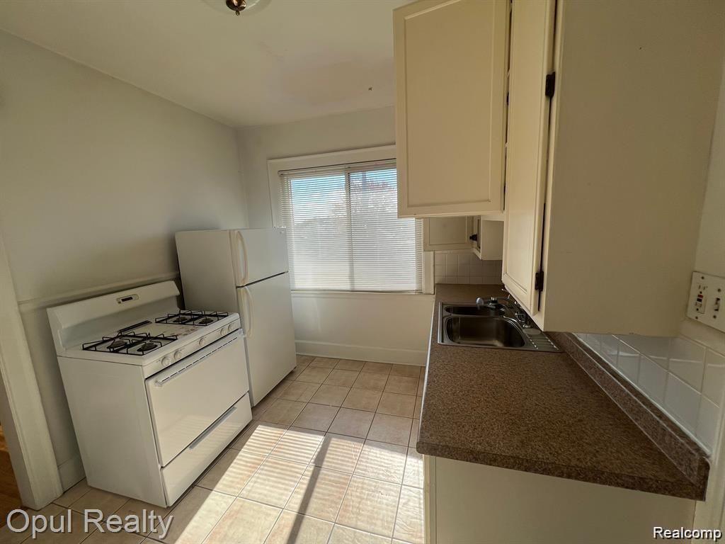 6525 Ternes Dearborn, MI 48126 - Photo 11 of 15