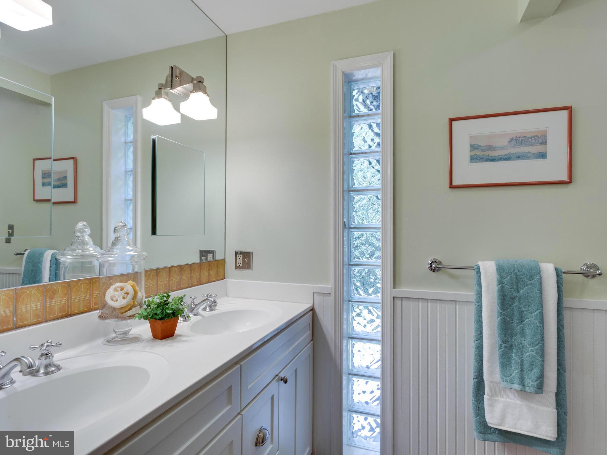 5605 Parkston Road Bethesda, MD 20816 - Photo 13 of 28 Bath (Master)