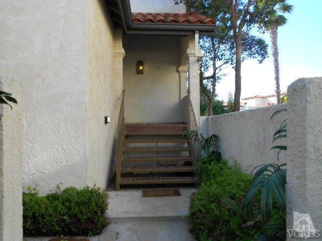 2201 Vina Del Mar Oxnard, CA 93035 - Photo 5 of 48 a view of a pathway of a house