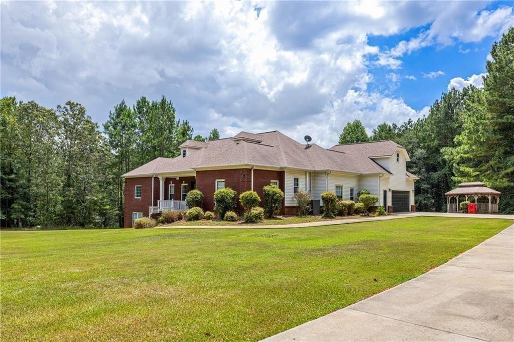 166 Freedom Lane Commerce, GA 30530 - Photo 10 of 25 a front view of a house with garden