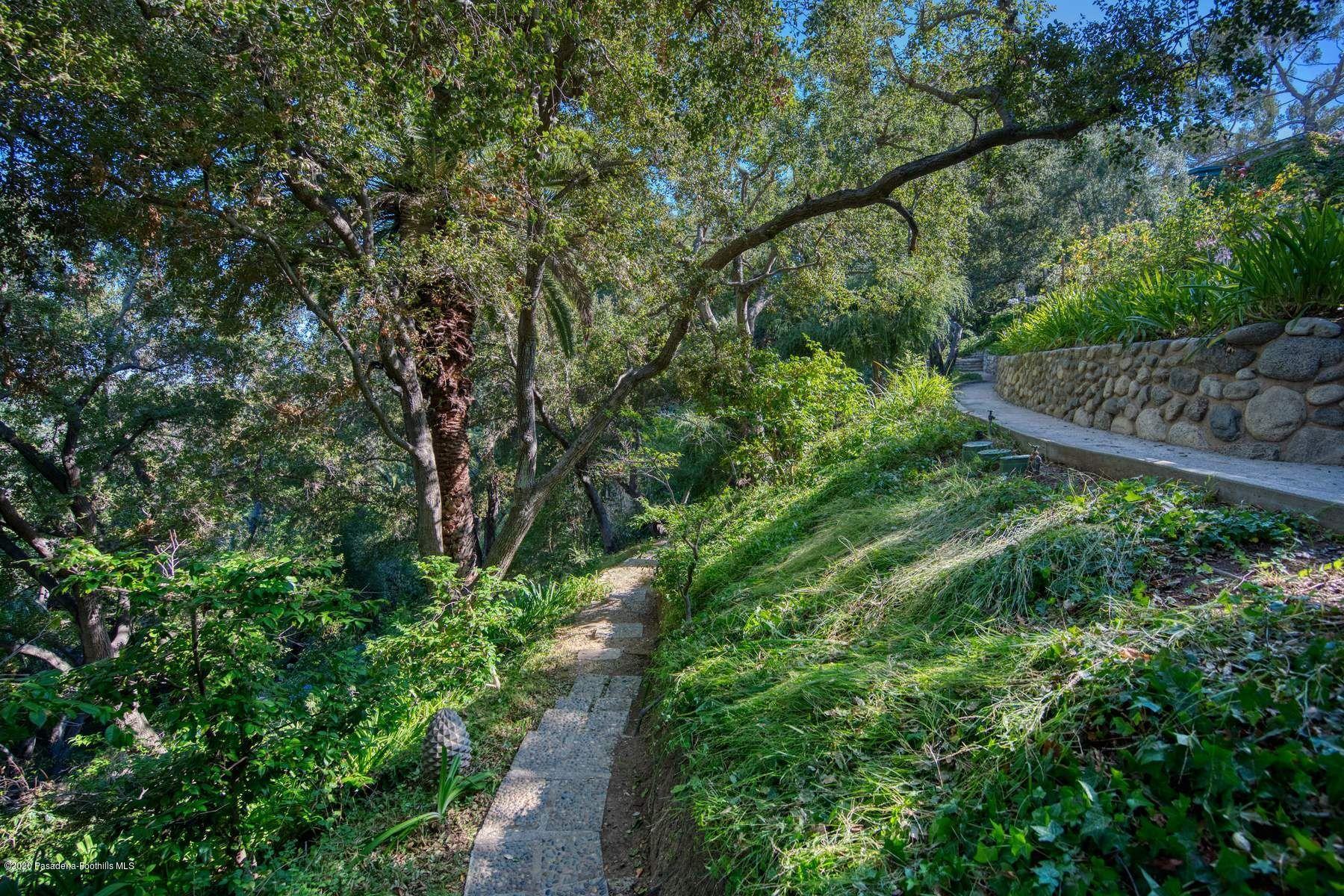 400 South San Rafael Avenue Pasadena, CA 91105 - Photo 40 of 49 a backyard of a house with lots of green space