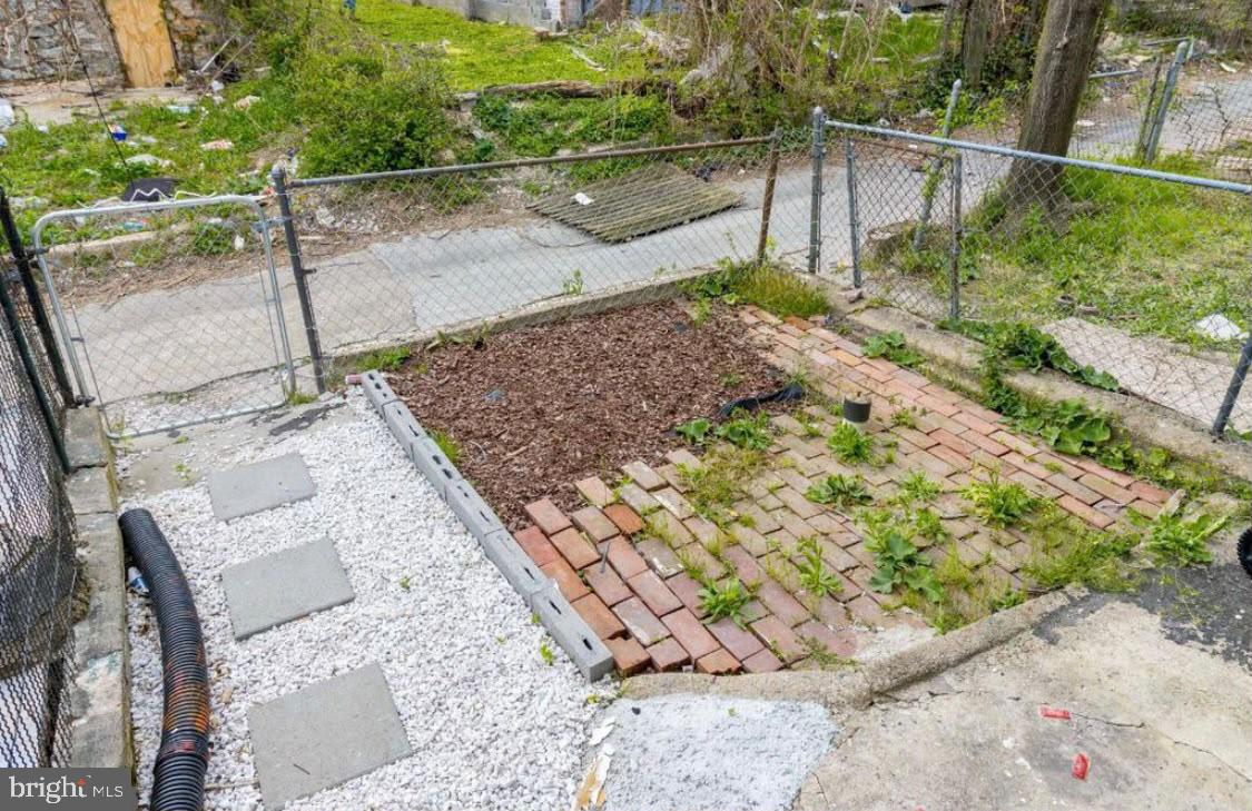 a view of a backyard