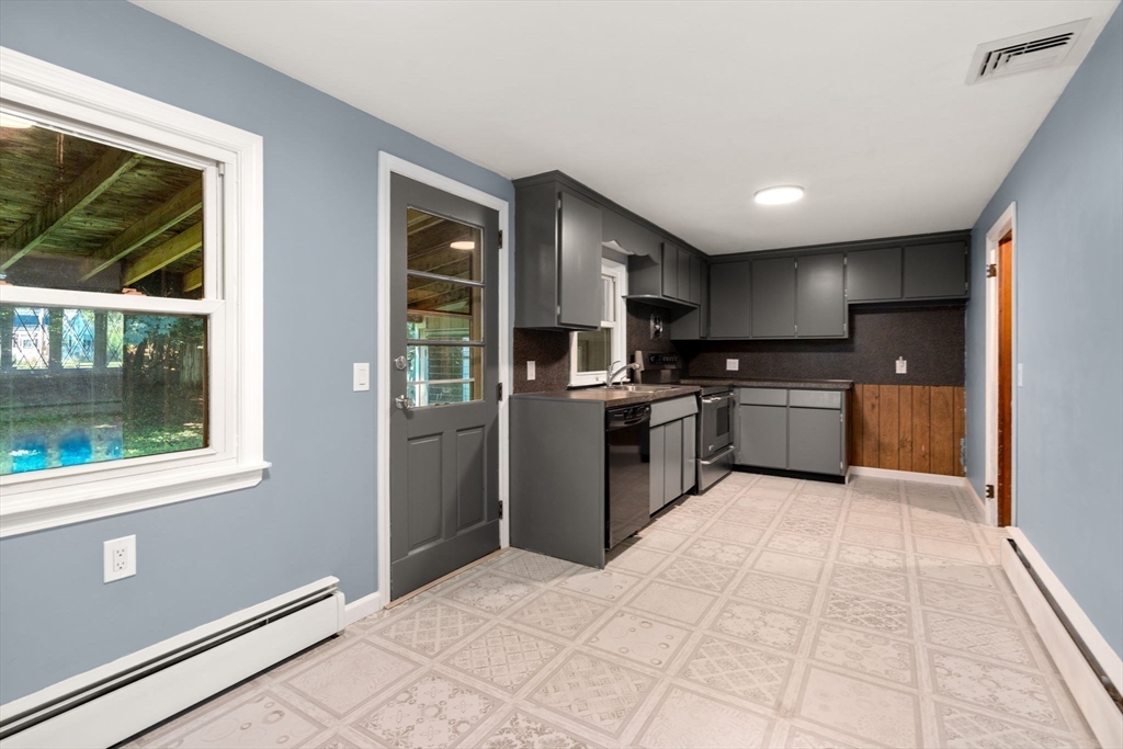 85 Keddy Street Springfield, MA 01109 - Photo 7 of 22