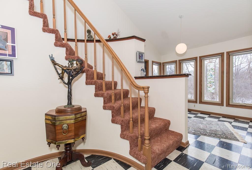 2545 Munster Road Rochester Hills, MI 48309 - Photo 4 of 33