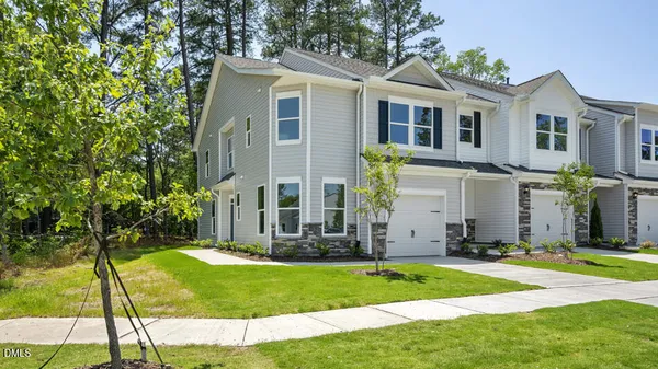 a view of a house with backyard and plants