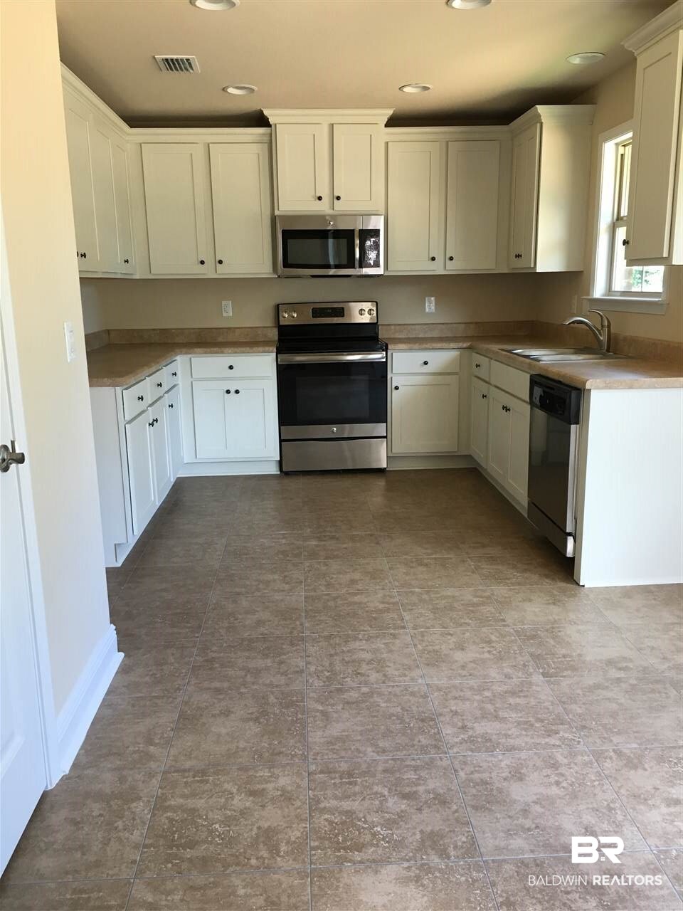 16985 Russet Court Foley, AL 36535 - Photo 4 of 14 Kitchen