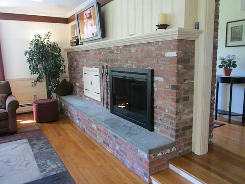 317 Albion Road Lincoln, RI 02865 - Photo 12 of 22 Living Room.