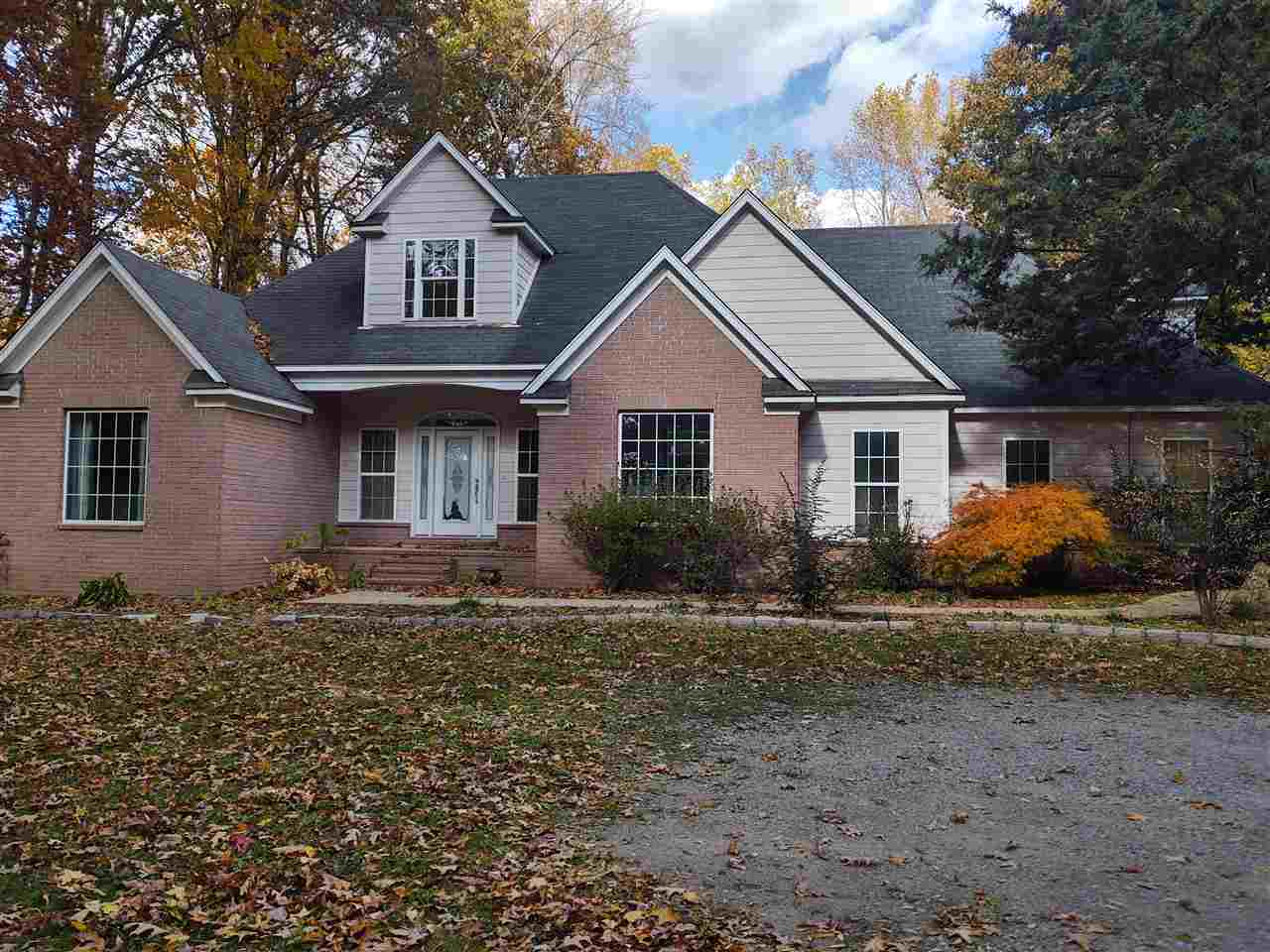 Per appraiser sqft 2832, .459 acres, 2 building and greenhouse.