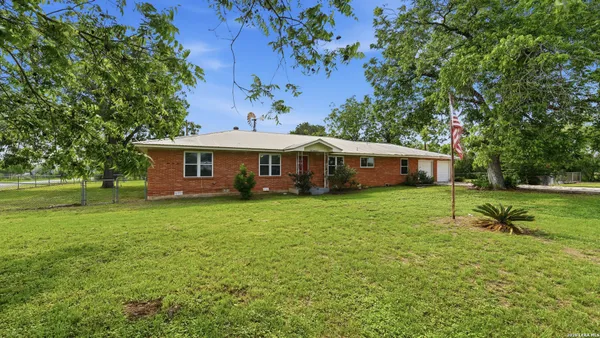 $380,000 | 106 County Road 6611, Devine, TX 78016