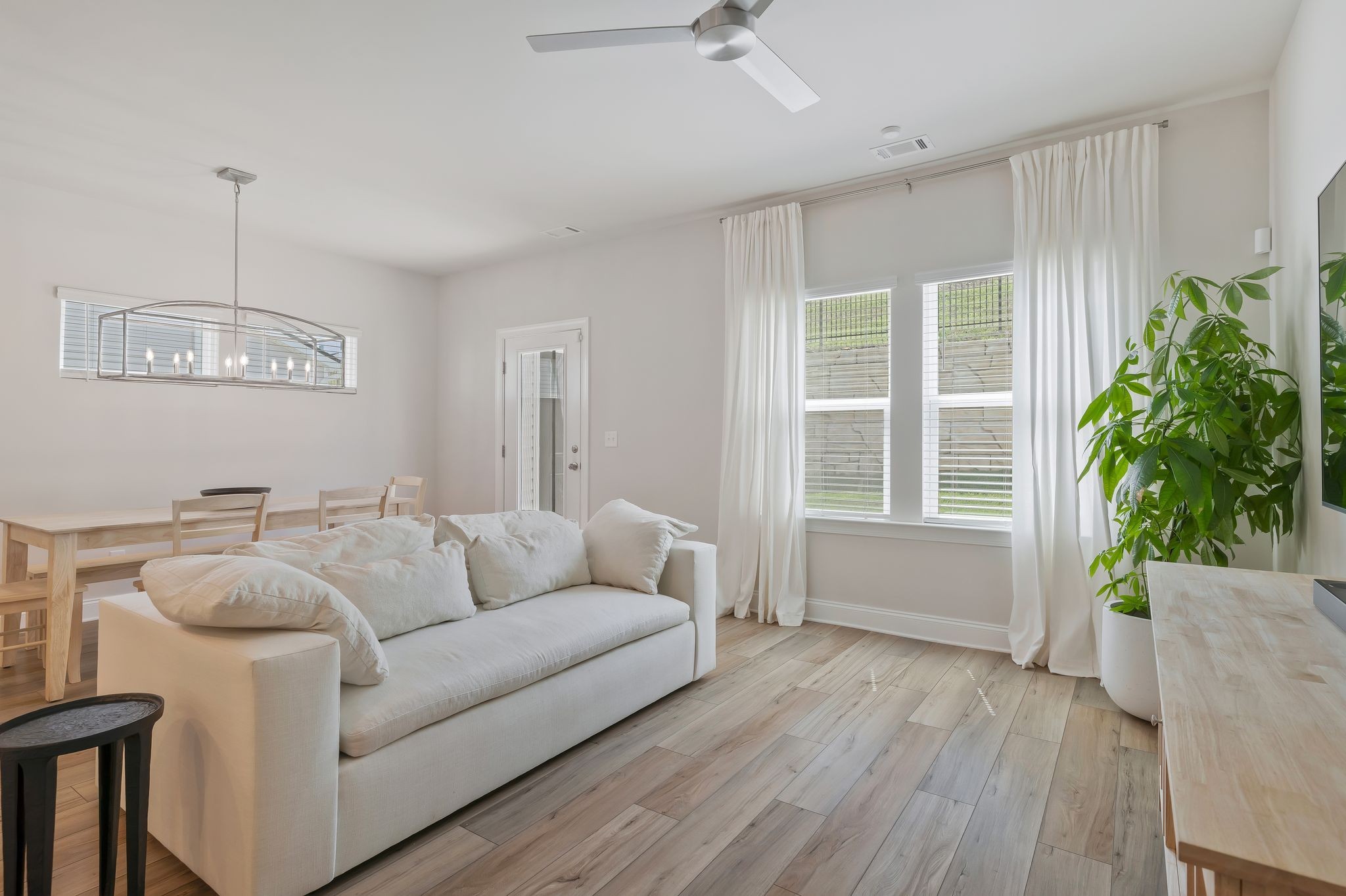 4669 Ridge Bend Drive Nashville, TN 37207 - Photo 13 of 33 a living room with furniture and window