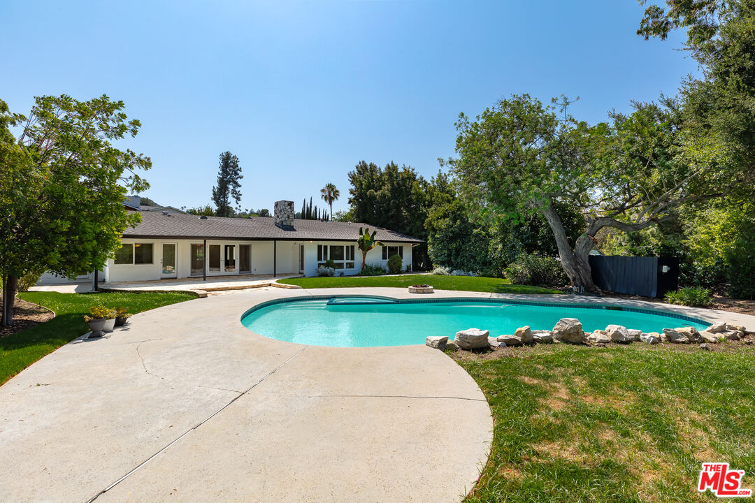16661 Adlon Road Encino, CA 91436 - Photo 17 of 18 Gallery Image 17