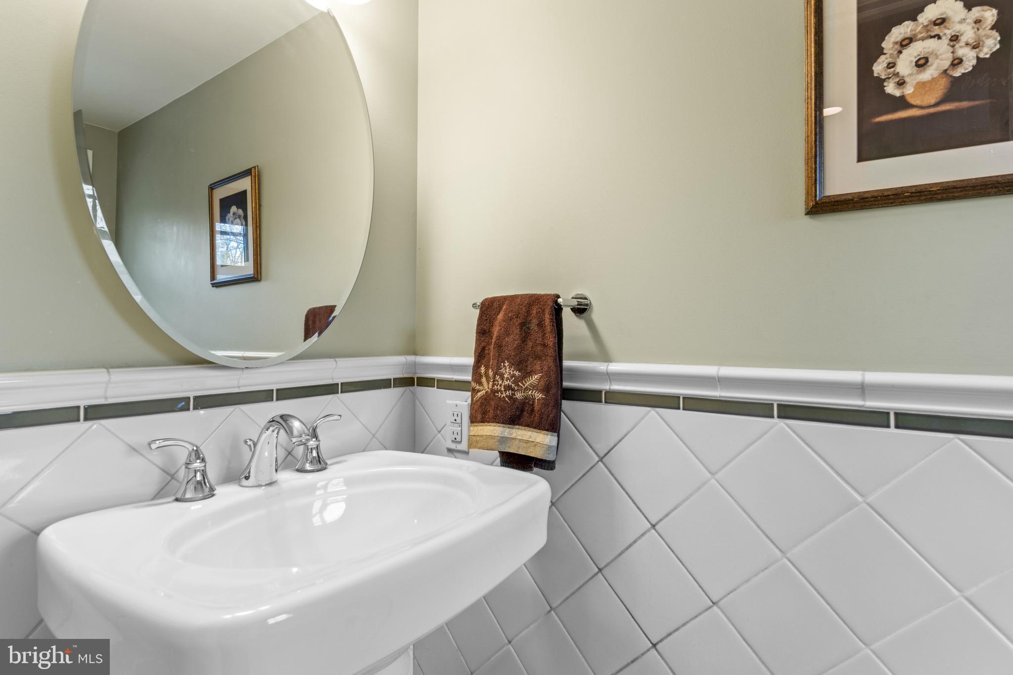 392 Yorkshire Road Bryn Mawr, PA 19010 - Photo 20 of 35 Powder Room