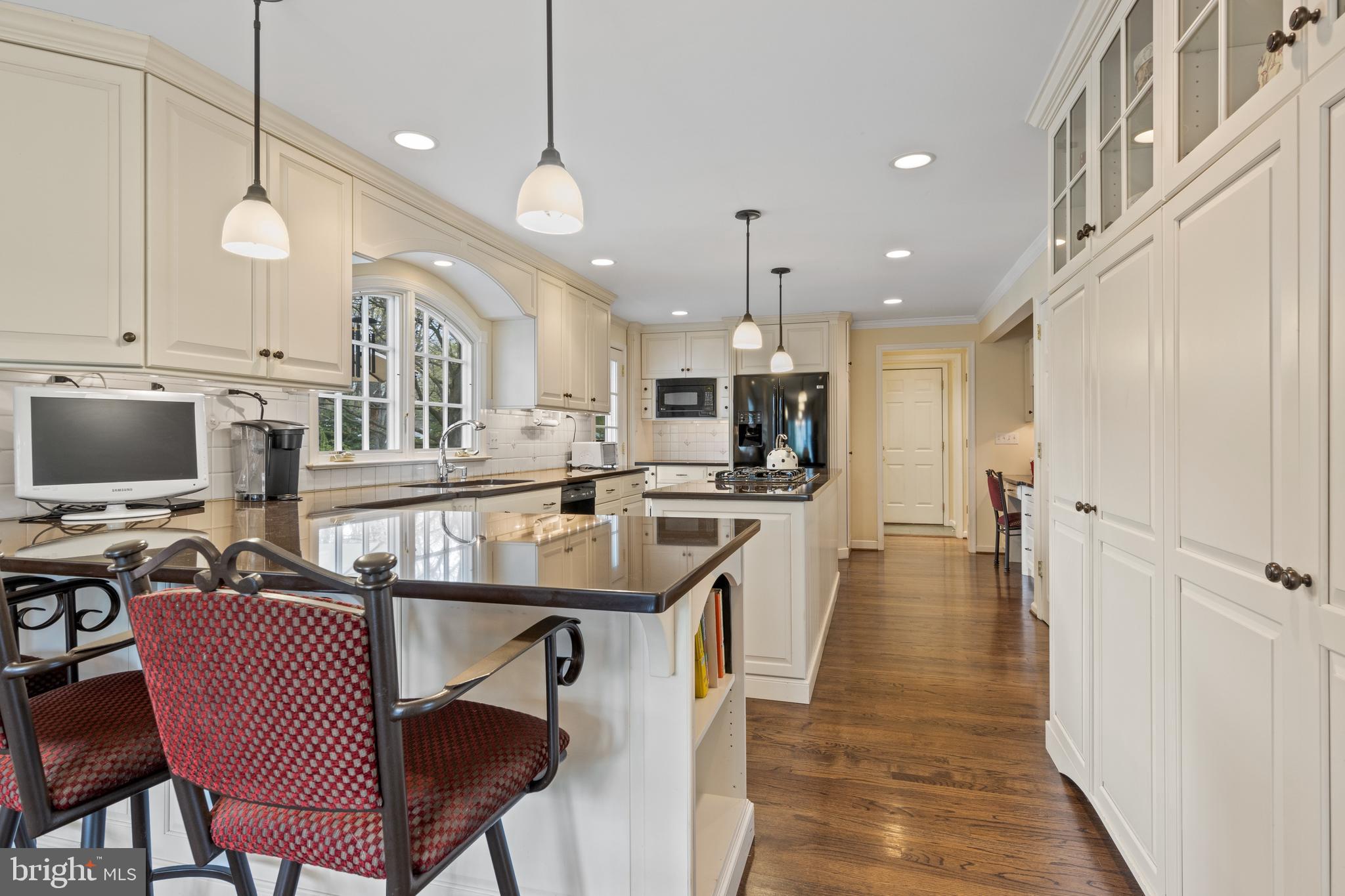 392 Yorkshire Road Bryn Mawr, PA 19010 - Photo 10 of 35 Breakfast bar seating