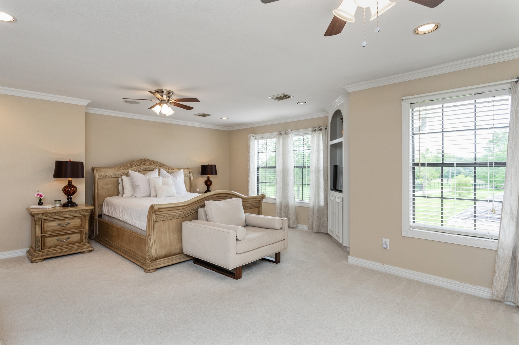 9108 Quail Ridge Drive Manvel, TX 77578 - Photo 30 of 48 2nd Primary bedroom upstairs w/ sitting area and vanity