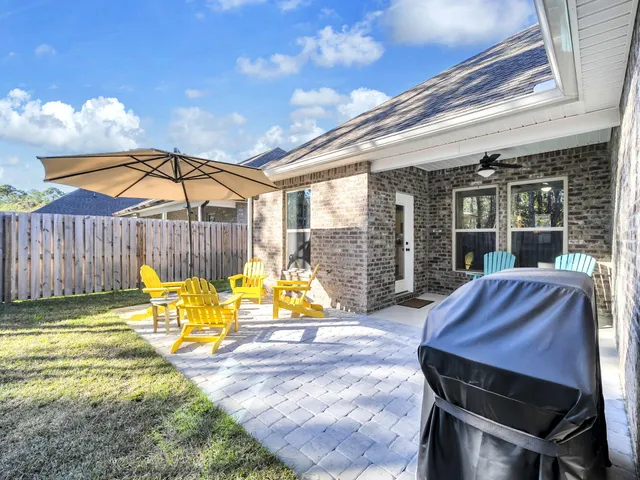 a view of a yard with a tree
