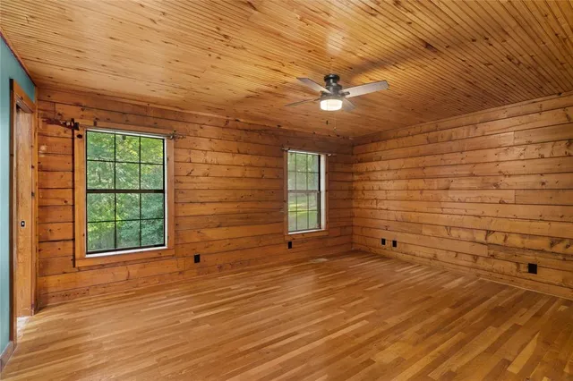a view of empty room with window