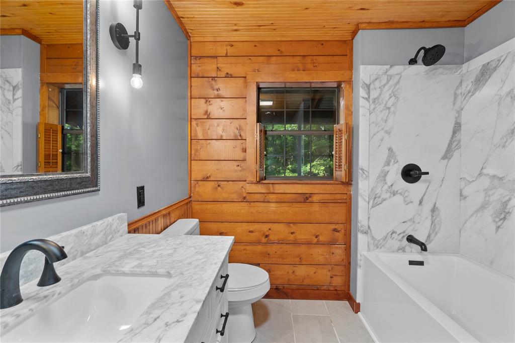 295 Coleman Road Homer, LA 71040 - Photo 20 of 38 a bathroom with a sink and a bathtub