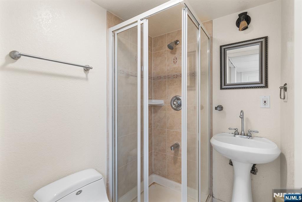124 Crain Road Paramus, NJ 07652 - Photo 26 of 48