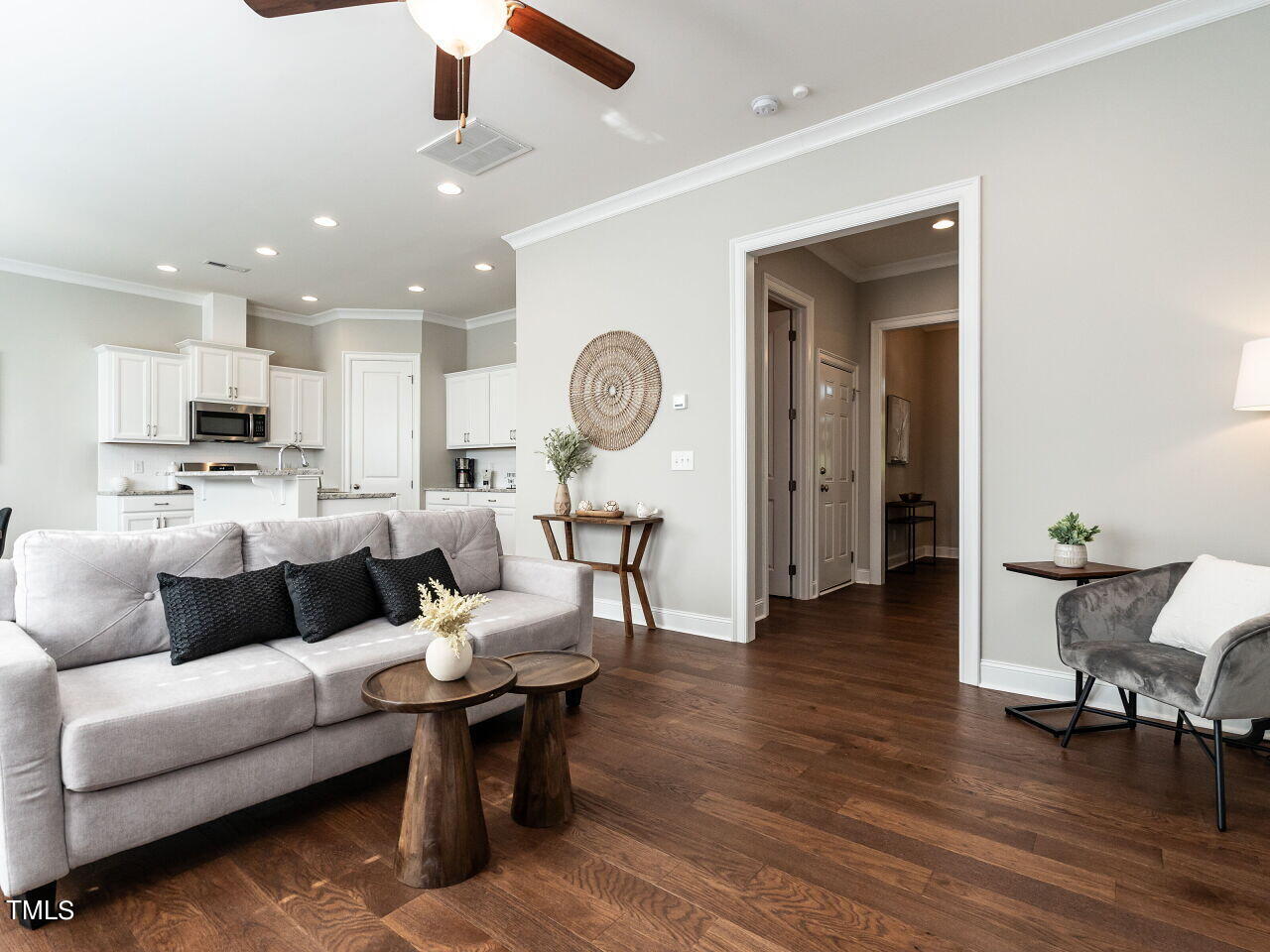 007-1280x960-family-room