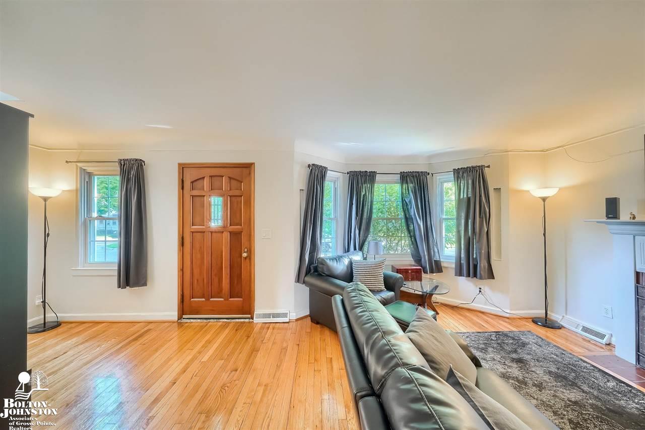 2110 Roslyn Road Grosse Pointe Woods, MI 48236 - Photo 6 of 30
