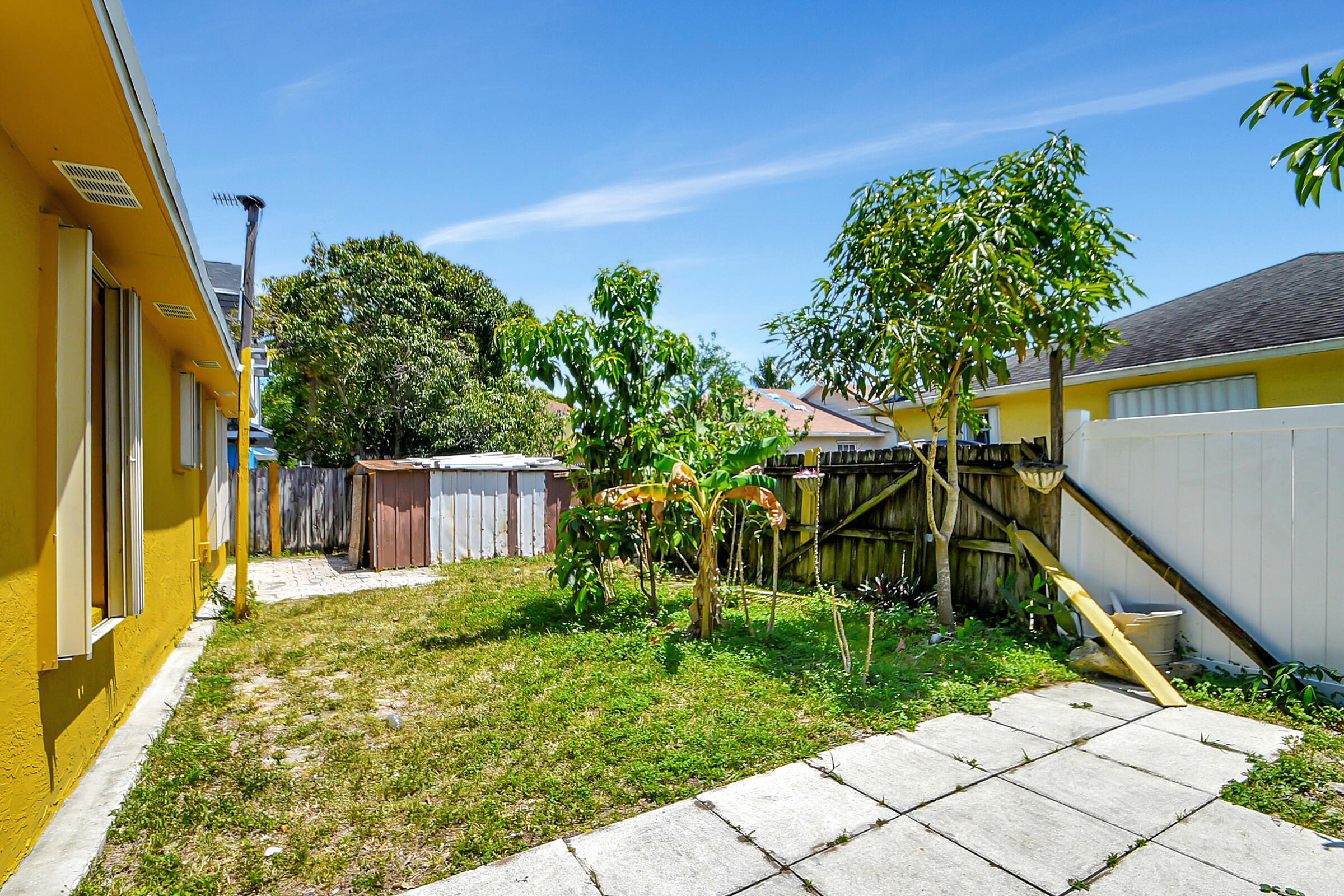 10128 Boynton Pl Circle Boynton Beach, FL 33437 - Photo 21 of 25 a backyard of a house with lots of green space