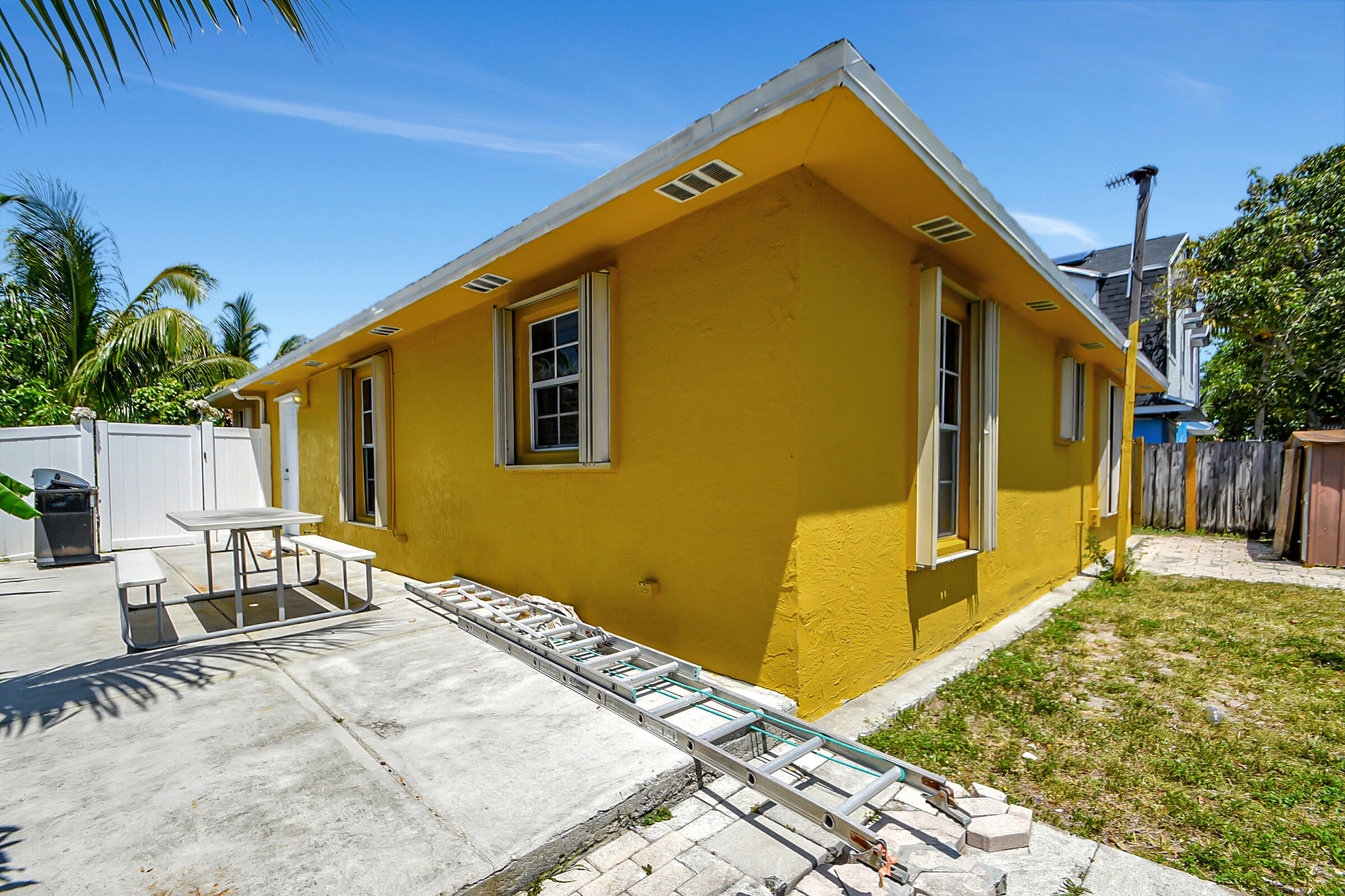 10128 Boynton Pl Circle Boynton Beach, FL 33437 - Photo 22 of 25 a front view of a house with a yard