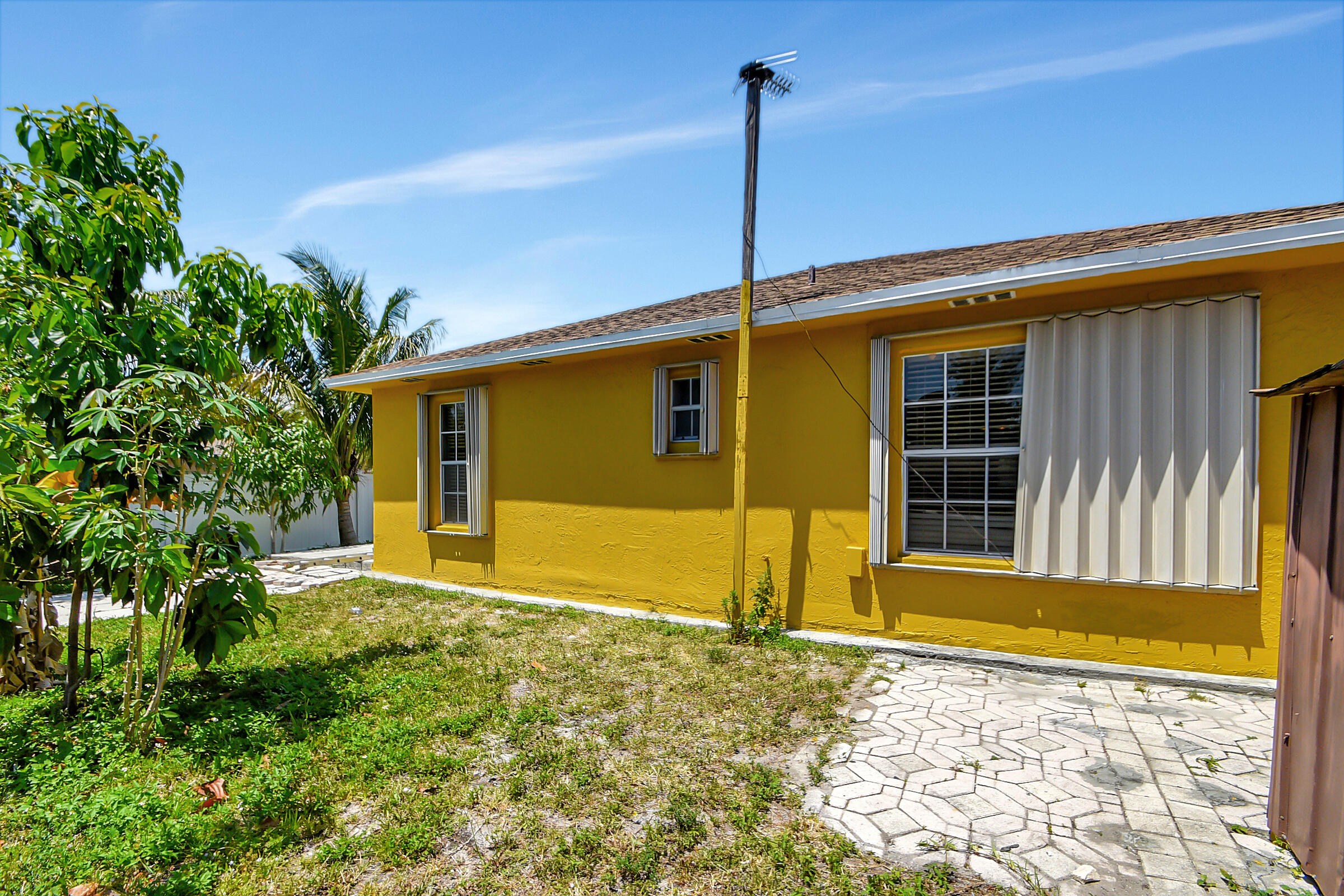 10128 Boynton Pl Circle Boynton Beach, FL 33437 - Photo 23 of 25 a view of a house with a backyard