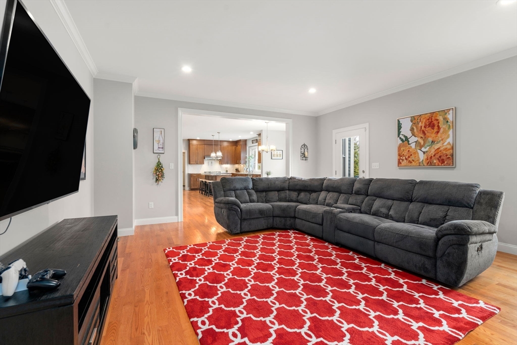 8 Yonker Place Walpole, MA 02081 - Photo 9 of 39