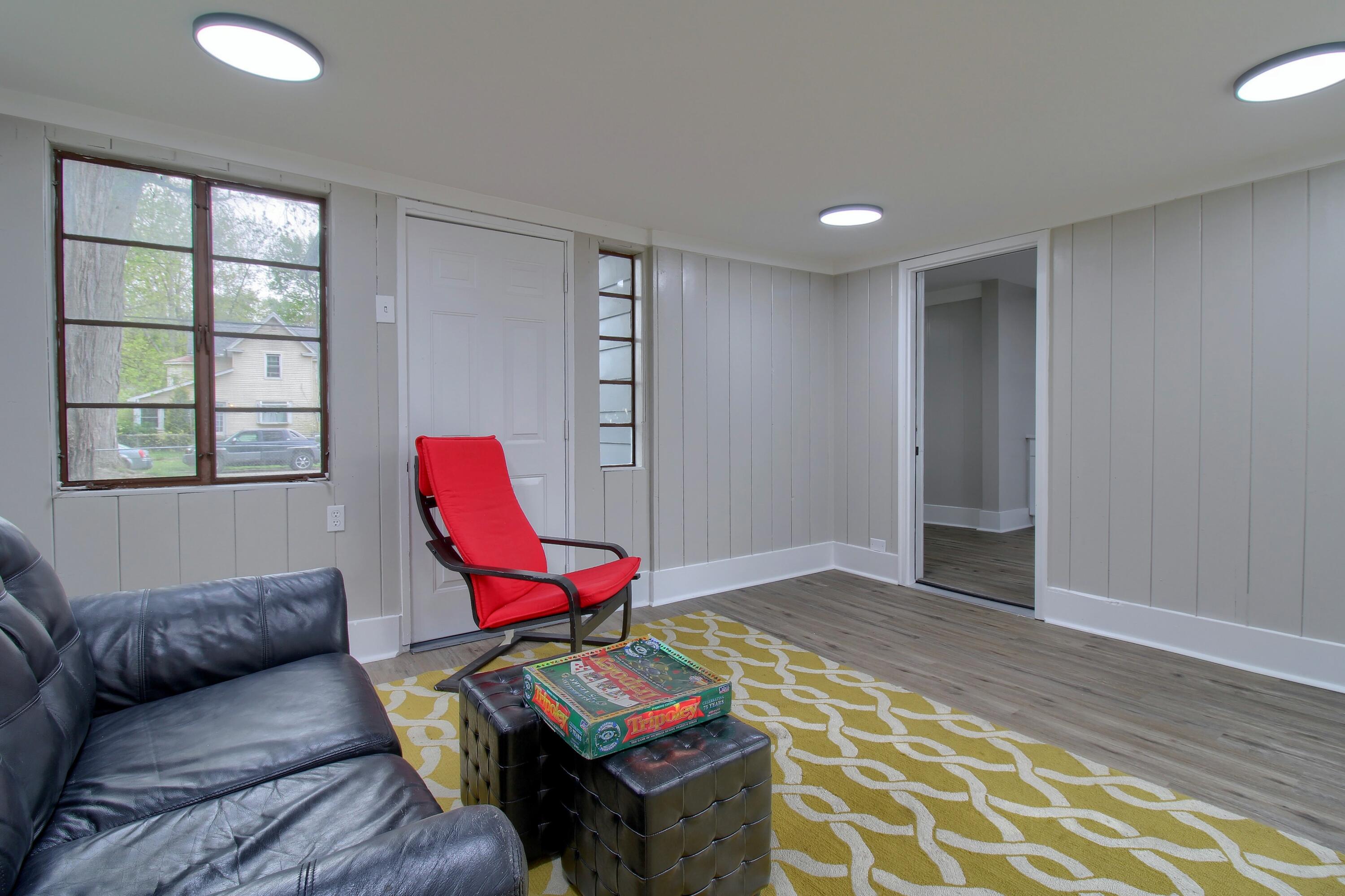 127 Bates Street Jackson, MI 49202 - Photo 25 of 39 Sun-Room-2nd-View (2)