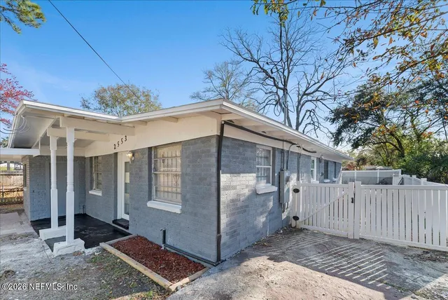 a view of a house with a large tree